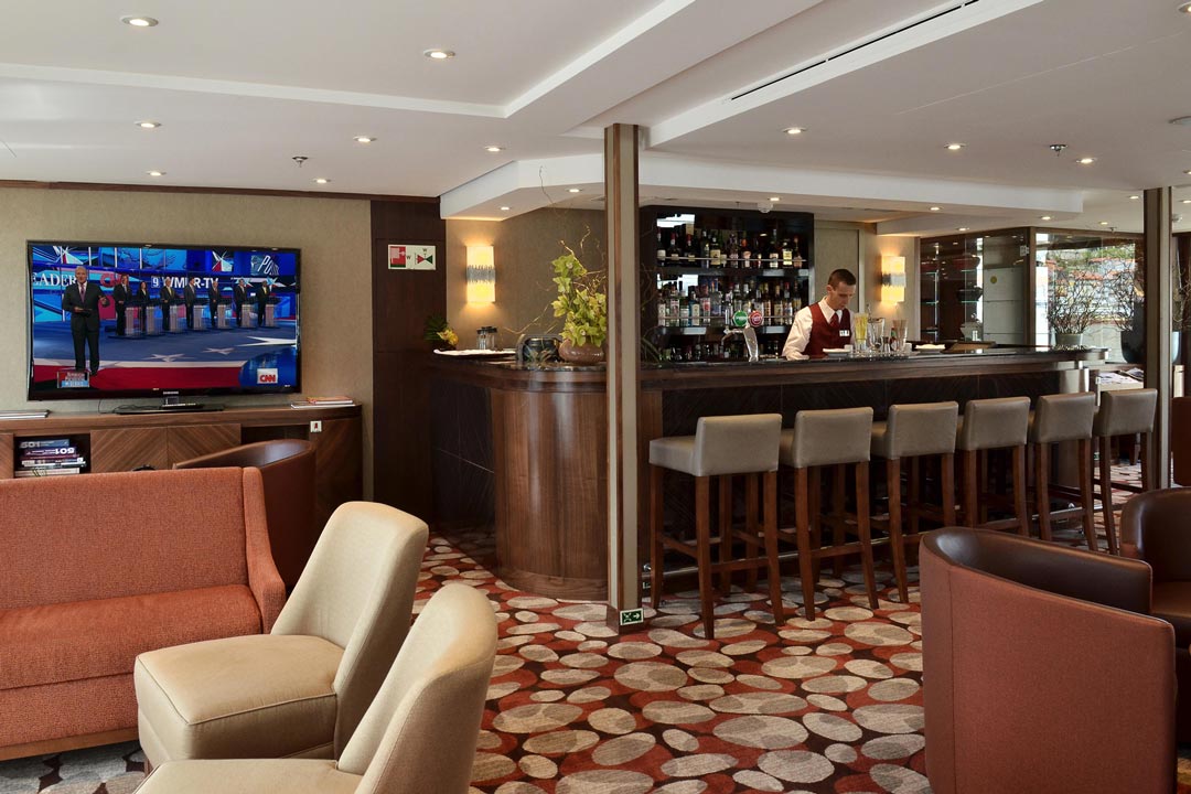 Main Lounge: Bar